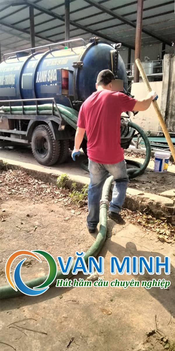 Nhân viên bên Van Minh đang lắp đặt đường ống hút chất thải tại xưởng thi công cơ khí. 