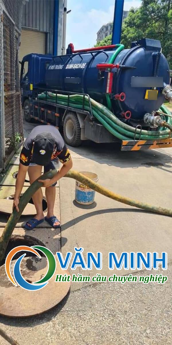 Một đơn vị nhà xưởng có thuê nhân viên cty Văn Minh qua xử lý hút ống cống sau nhiều năm chưa xử lý. 