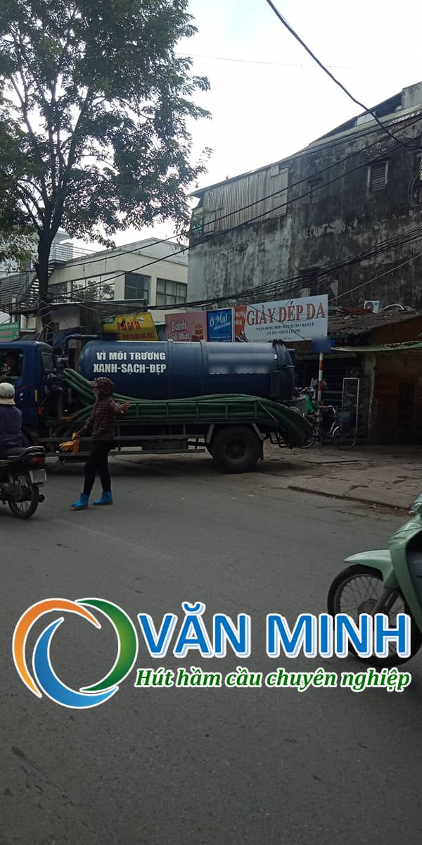 Khu vực đông xe qua lại thì công việc sẽ phức tạp hơn, tuy nhiên nhân viên cty Văn Minh Làm việc luôn an toàn - xử lý chất thải sạch sẽ mà không đục phá
