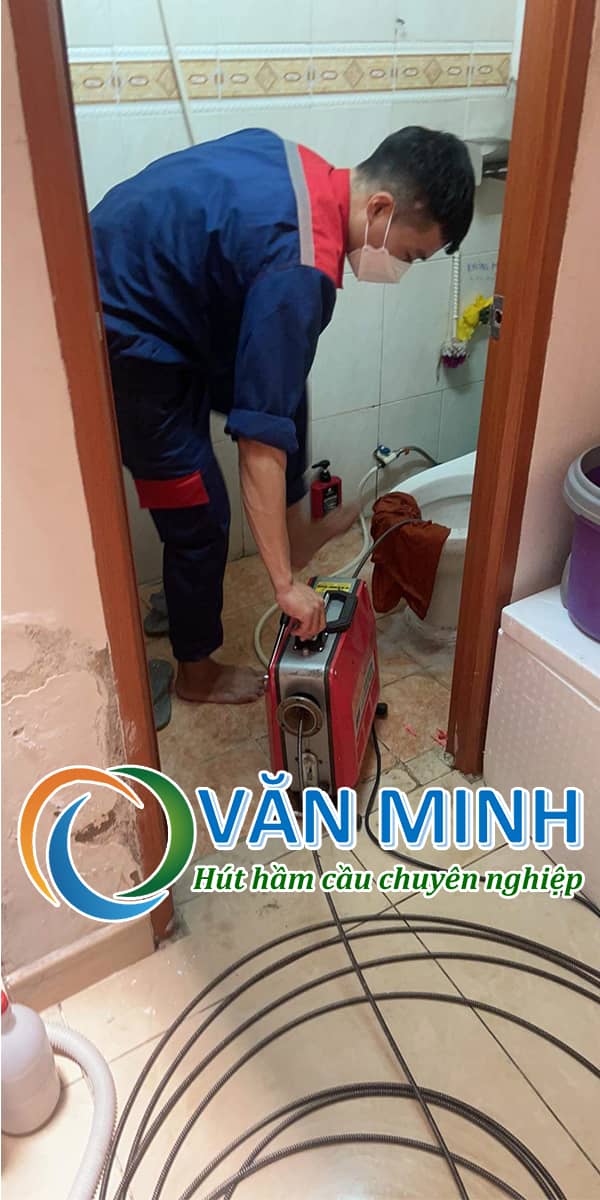 Một khách hàng bị tắc bồn cầu, thợ Văn Minh đã kiểm tra và xử dụng máy rung lắc lò xo để tiến hành thông nghẹt.