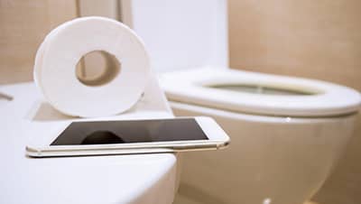 Đi vệ sinh mà tay cầm điện thoại rất dễ để vi khuẩn dính vào điện thoại, trở thanh môi trường gây hại cho sức khỏe chính bạn. Ảnh Internetnet