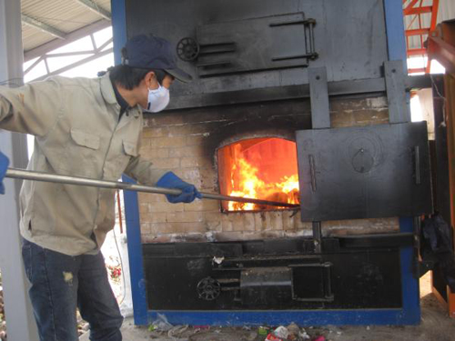 Sử dụng phương pháp thiêu đốt sẽ phù hợp với các loại chất thải rắn tuy nhiên cần tính đến phương án giảm thiểu khí thải độc hại sau khi đốt. Nguồn ảnh: tapchimoitruong