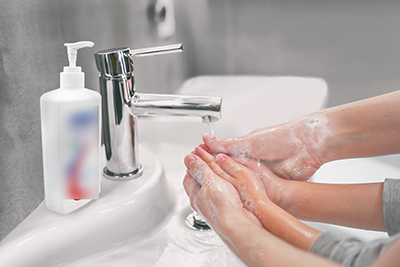 Hãy nhớ luôn rửa tay trước lẫn sau khi từ nhà vệ sinh ra ngoài. Ảnh Internet